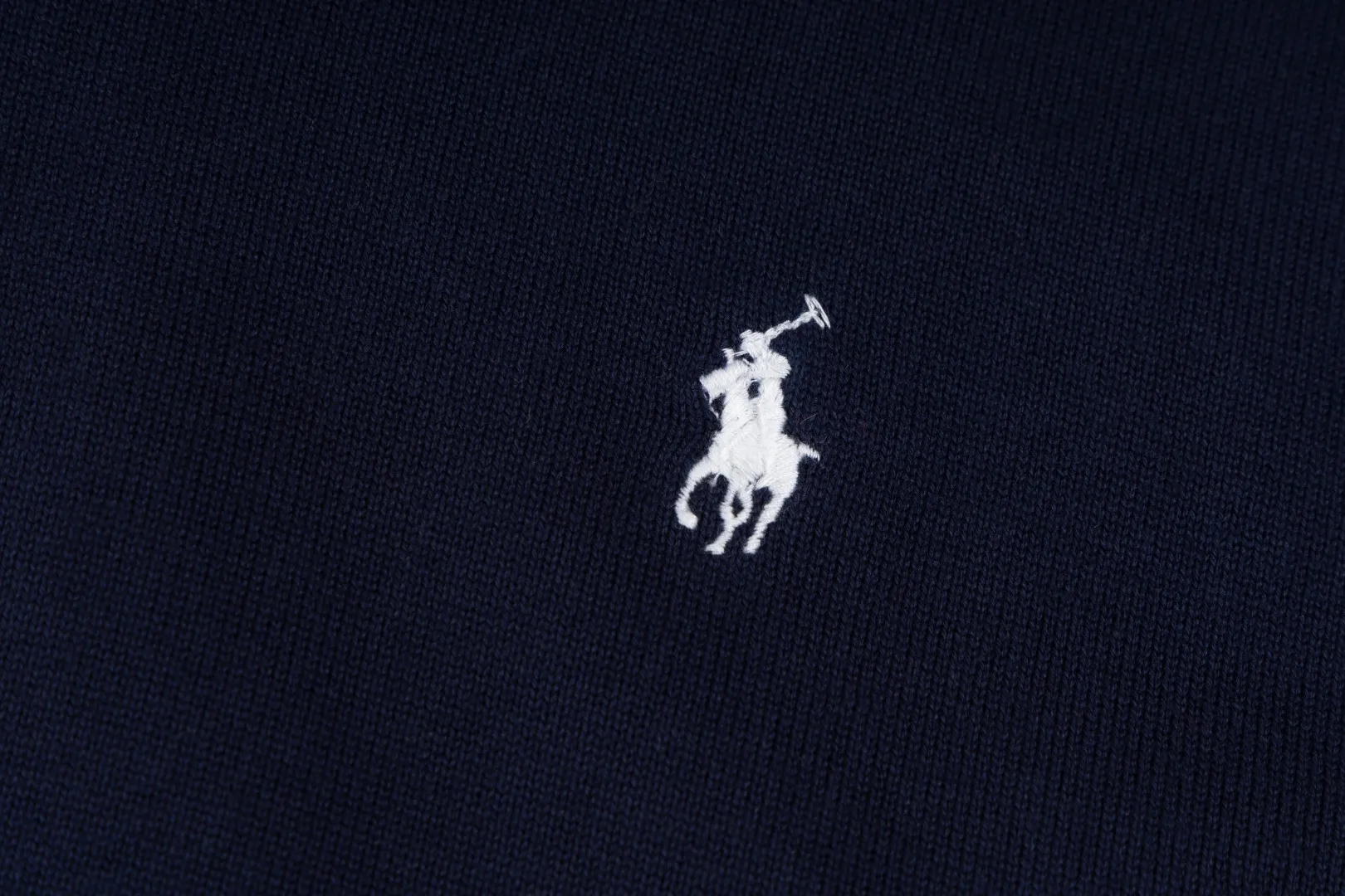 P206 Style number: R07 Ralph Lauren knitted pony embroidered lapel polo shirt three-button pullover open chest long-sleeved sweater. Official website synchronized. Same style for men and women. Classic cotton yarn. 100% white cotton. High-quality goods. Classic style has always been very popular! The workmanship details are very good! The simple lapel polo pullover sweater is always the standard, with classic brand embroidery on the chest! All major stars have the same style! Best for couples. High quality goods! Xinjiang cotton micro-elastic and smooth fabric is of great quality. Pure cotton is soft and skin-friendly. Color #White Blue Gray Dark Gray Khaki Military Green Navy White Label Navy Blue Red Label Black Red Label Black White Label Pink Size#S M L